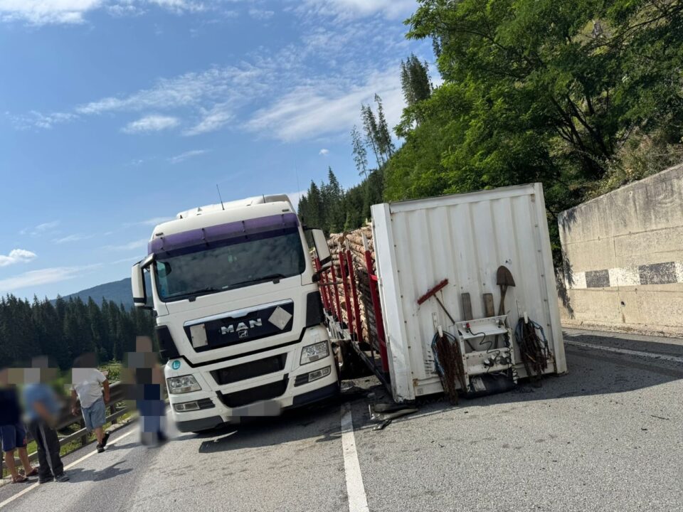 Trafic blocat la Iacobeni, după ce remorca unui autotren s-a decuplat de la capul tractor