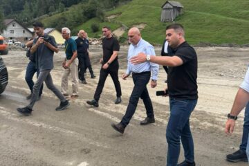 Premierul Bolojan a vizitat alături de Gheorghe Șoldan și Traian Andronachi șantierul solidarității de la Broșteni