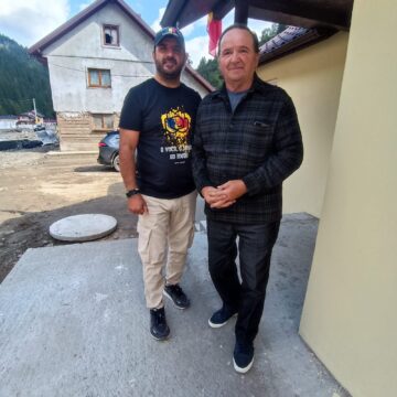 Prima casă finalizată și predată la cheie unei familii de pensionari din Broșteni, căreia apele i-au luat totul