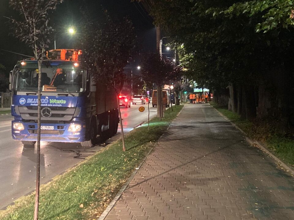 Reabilitarea canalizării de sub bulevardul principal continuă, inclusiv cu refacerea terenului afectat de săpături