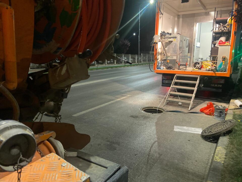 Reabilitarea canalizării de sub bulevardul principal continuă, inclusiv cu refacerea terenului afectat de săpături