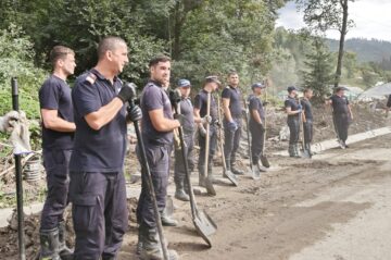 Premierul Ilie Bolojan a transmis public mulțumiri tuturor celor care s-au implicat în sprijinirea oamenilor afectați de inundații