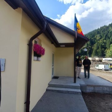 Prima casă finalizată și predată la cheie unei familii de pensionari din Broșteni, căreia apele i-au luat totul