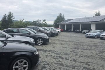 40 de mașini din Germania, ridicate de polițiștii suceveni din curtea unei societăți, pentru că ar fi fost înmatriculate cu acte false