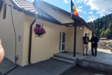 Prima casă finalizată și predată la cheie unei familii de pensionari din Broșteni, căreia apele i-au luat totul
