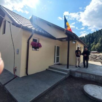Prima casă finalizată și predată la cheie unei familii de pensionari din Broșteni, căreia apele i-au luat totul