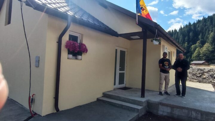 Prima casă finalizată și predată la cheie unei familii de pensionari din Broșteni, căreia apele i-au luat totul