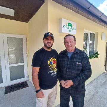 Prima casă finalizată și predată la cheie unei familii de pensionari din Broșteni, căreia apele i-au luat totul