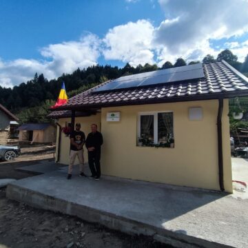 Prima casă finalizată și predată la cheie unei familii de pensionari din Broșteni, căreia apele i-au luat totul