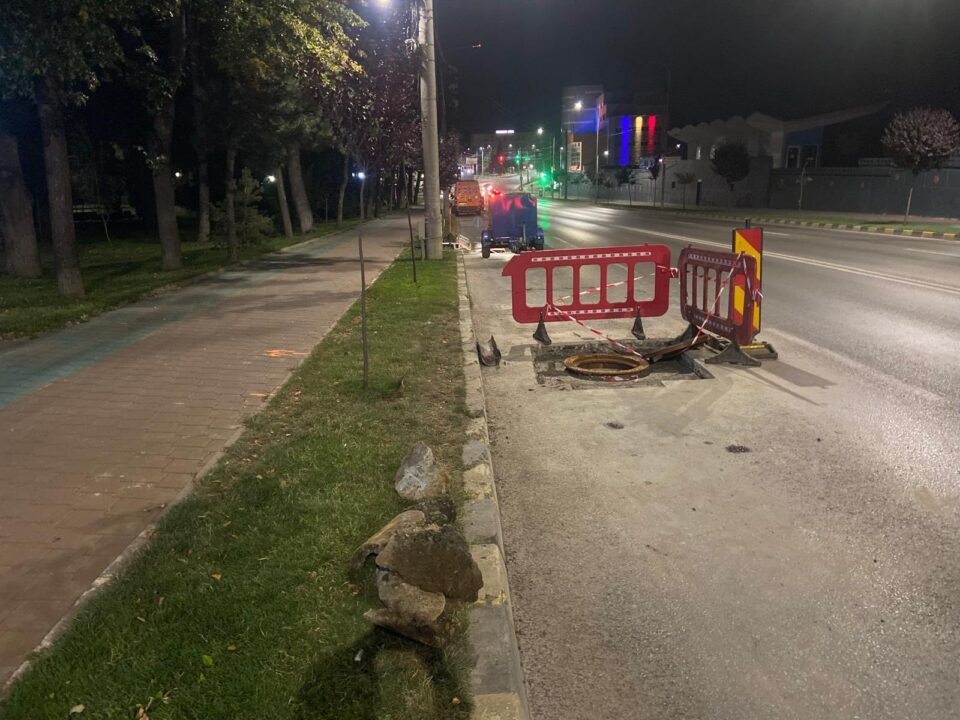 Reabilitarea canalizării de sub bulevardul principal continuă, inclusiv cu refacerea terenului afectat de săpături