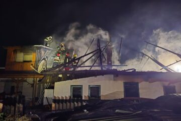 Un incendiu izbucnit sâmbătă noapte a distrus o casă și o construcție vecină