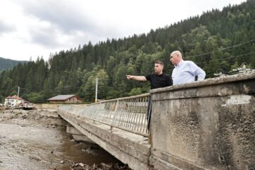 Premierul Ilie Bolojan a transmis public mulțumiri tuturor celor care s-au implicat în sprijinirea oamenilor afectați de inundații