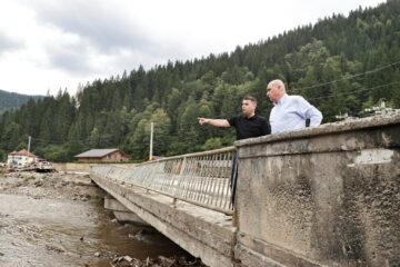 Premierul Ilie Bolojan a transmis public mulțumiri tuturor celor care s-au implicat în sprijinirea oamenilor afectați de inundații