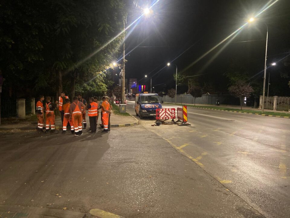 Reabilitarea canalizării de sub bulevardul principal continuă, inclusiv cu refacerea terenului afectat de săpături