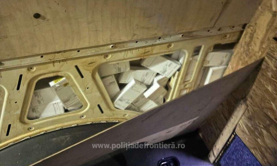 Telefoane în valoare de 700.000 de lei, găsite în pereții laterali ai unui microbuz care se îndrepta spre Ucraina