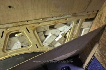 Telefoane în valoare de 700.000 de lei, găsite în pereții laterali ai unui microbuz care se îndrepta spre Ucraina