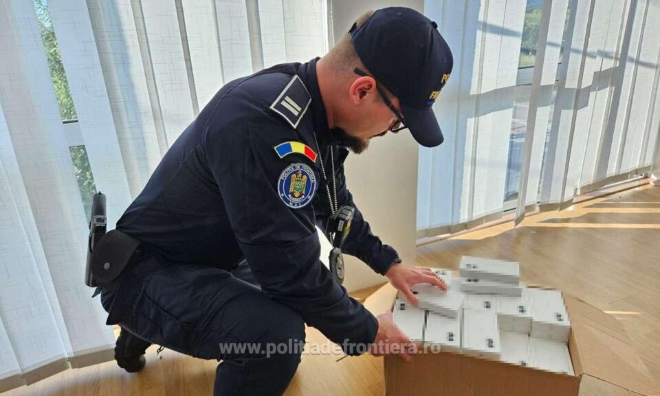 Telefoane în valoare de 700.000 de lei, găsite în pereții laterali ai unui microbuz care se îndrepta spre Ucraina