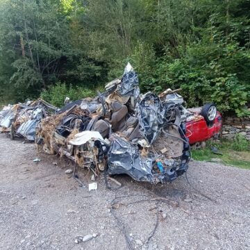 Cimitir al mașinilor distruse de inundații și scoase din râul Bistrița