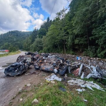 Cimitir al mașinilor distruse de inundații și scoase din râul Bistrița