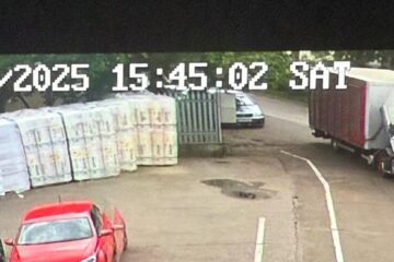 Un camion a blocat strategic aproape total un drum din Rădăuți