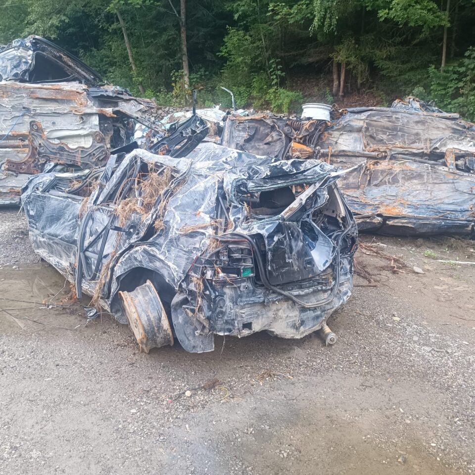 Cimitir al mașinilor distruse de inundații și scoase din râul Bistrița