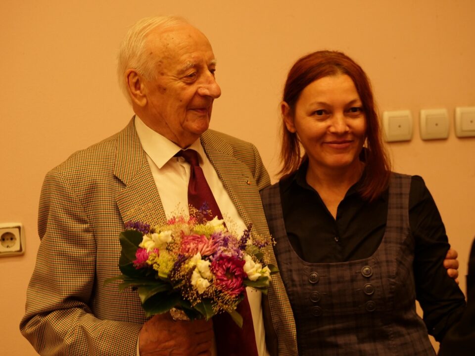Sărbătoritul Radu Bercea împreună cu autoarea volumului lansat, Ana Maria Alb