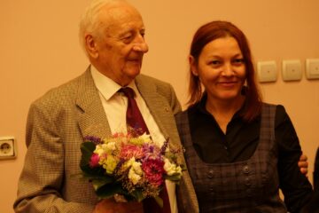 Sărbătoritul Radu Bercea împreună cu autoarea volumului lansat, Ana Maria Alb