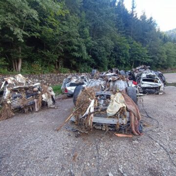 Cimitir al mașinilor distruse de inundații și scoase din râul Bistrița