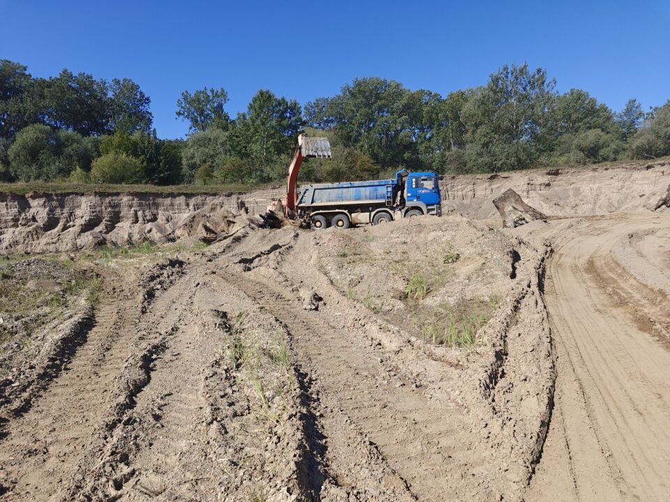 Amenzi de 100.000 de lei și activitate sistată la o balastieră care avea autorizări expirate și exploata în afara perimetrului autorizat