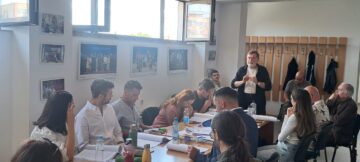 „Cabaretul cuvintelor” de Matei Vișniec, în regia autorului, surpriza teatrului sucevean pentru stagiunea 2025-2026