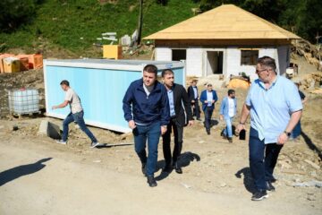 Șoldan după ce la Broșteni a ajuns un convoi de ajutoare din Maramureș: „Prin astfel de gesturi construim împreună cel mai puternic baraj, al solidarității, pe care nici o nenorocire nu-l poate doborî”