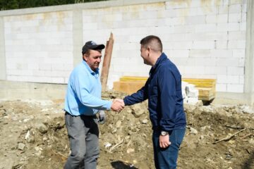 Șoldan după ce la Broșteni a ajuns un convoi de ajutoare din Maramureș: „Prin astfel de gesturi construim împreună cel mai puternic baraj, al solidarității, pe care nici o nenorocire nu-l poate doborî”