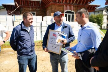 Șoldan după ce la Broșteni a ajuns un convoi de ajutoare din Maramureș: „Prin astfel de gesturi construim împreună cel mai puternic baraj, al solidarității, pe care nici o nenorocire nu-l poate doborî”