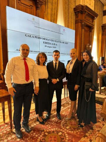 Matei Sava, care a obținut singura medie de 10 la bacalaureat, prezent la Gala performanței 2025 „Excelență în Educație”, la Parlamentul României