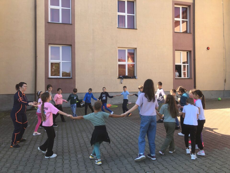 De la jocurile copilăriei la lecții de viață: o zi plină pentru elevii din Liteni