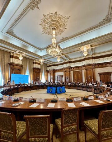 Matei Sava, care a obținut singura medie de 10 la bacalaureat, prezent la Gala performanței 2025 „Excelență în Educație”, la Parlamentul României