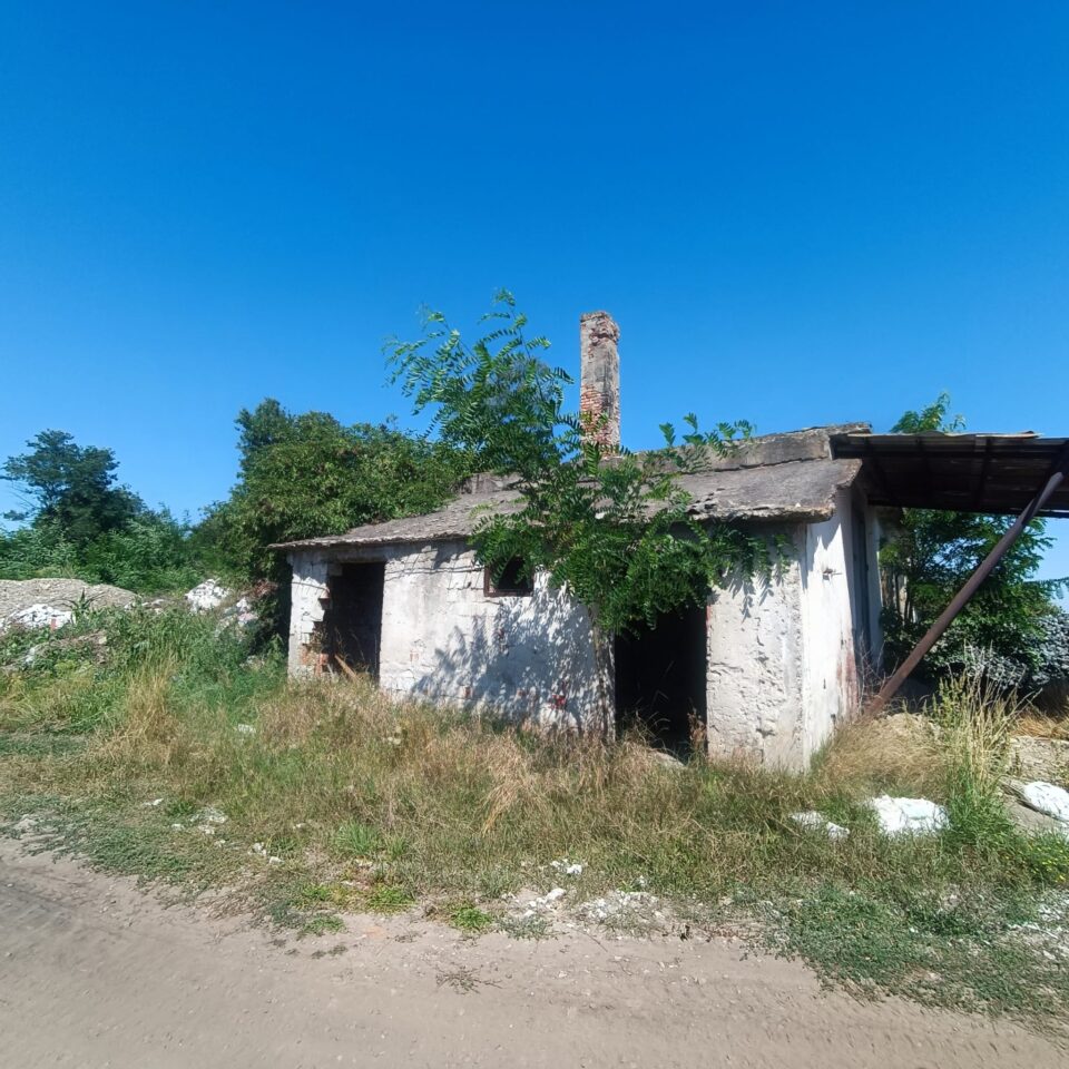 Un teren plin de bălării și clădiri în paragină, obiectul unei sesizări a președintelui României la Curtea Constituțională