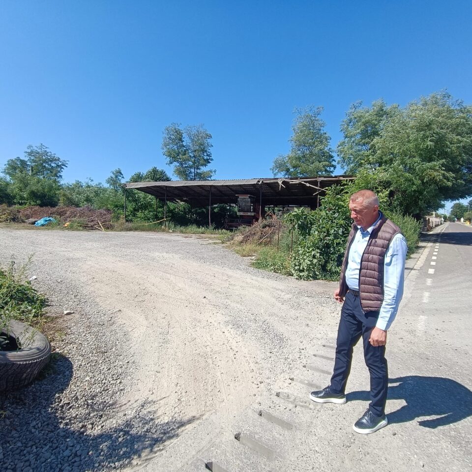 Un teren plin de bălării și clădiri în paragină, obiectul unei sesizări a președintelui României la Curtea Constituțională