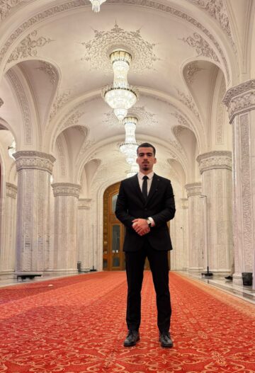 Matei Sava, care a obținut singura medie de 10 la bacalaureat, prezent la Gala performanței 2025 „Excelență în Educație”, la Parlamentul României