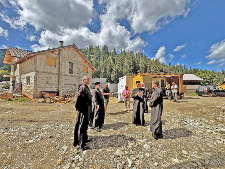 Episcopia Maramureșului și Sătmarului se alătură Arhiepiscopiei Sucevei și Rădăuților pentru a readuce speranța în Broșteni