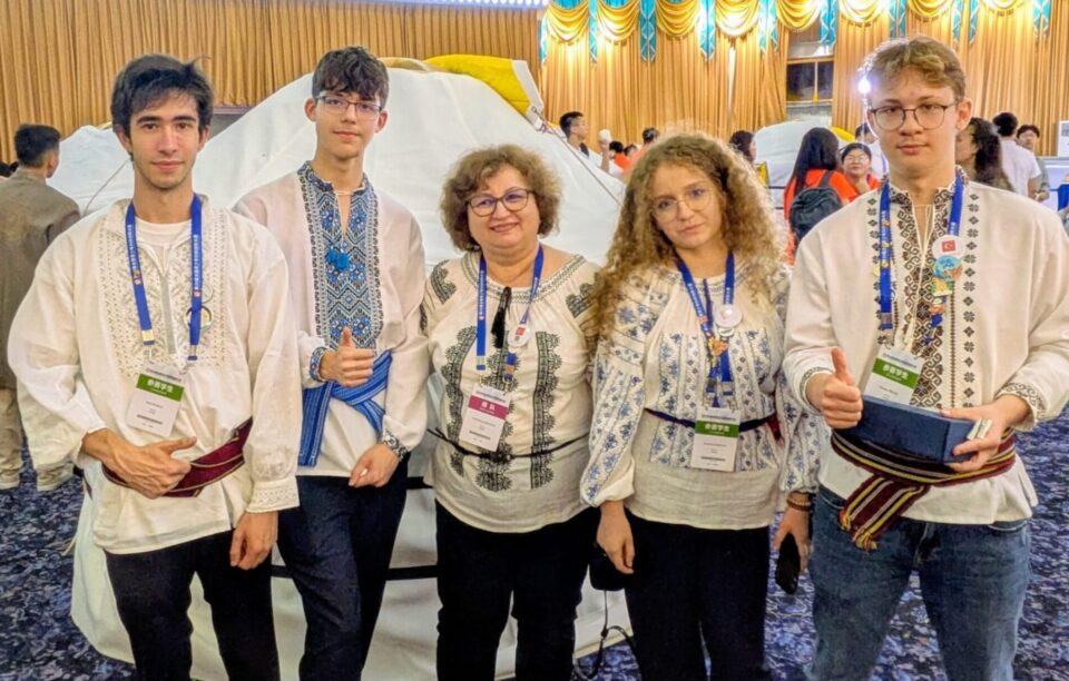 Cei 4 elevi de la ”Petru Rareș” în China, în costum național