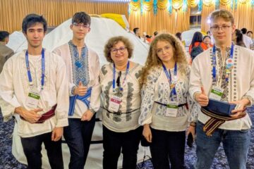 Cei 4 elevi de la ”Petru Rareș” în China, în costum național