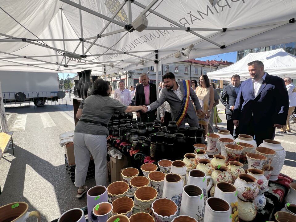 Zeci de meșteri olari din țară și din străinătate prezintă cele mai frumoase obiecte de ceramică la Târgul „Ochiul de Păun” din Rădăuți