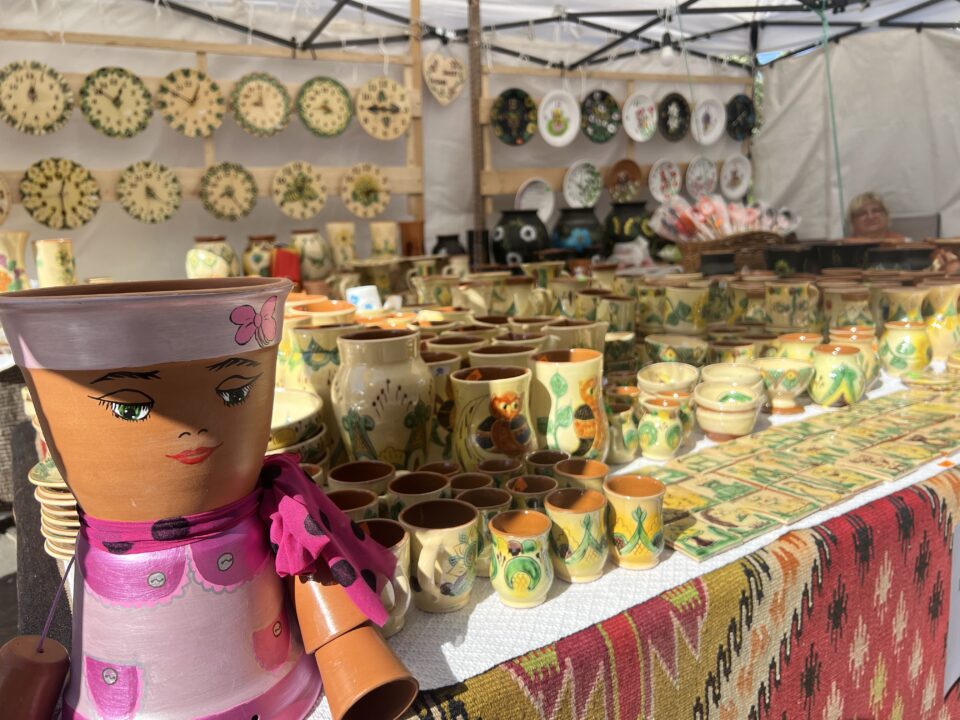 Zeci de meșteri olari din țară și din străinătate prezintă cele mai frumoase obiecte de ceramică la Târgul „Ochiul de Păun” din Rădăuți