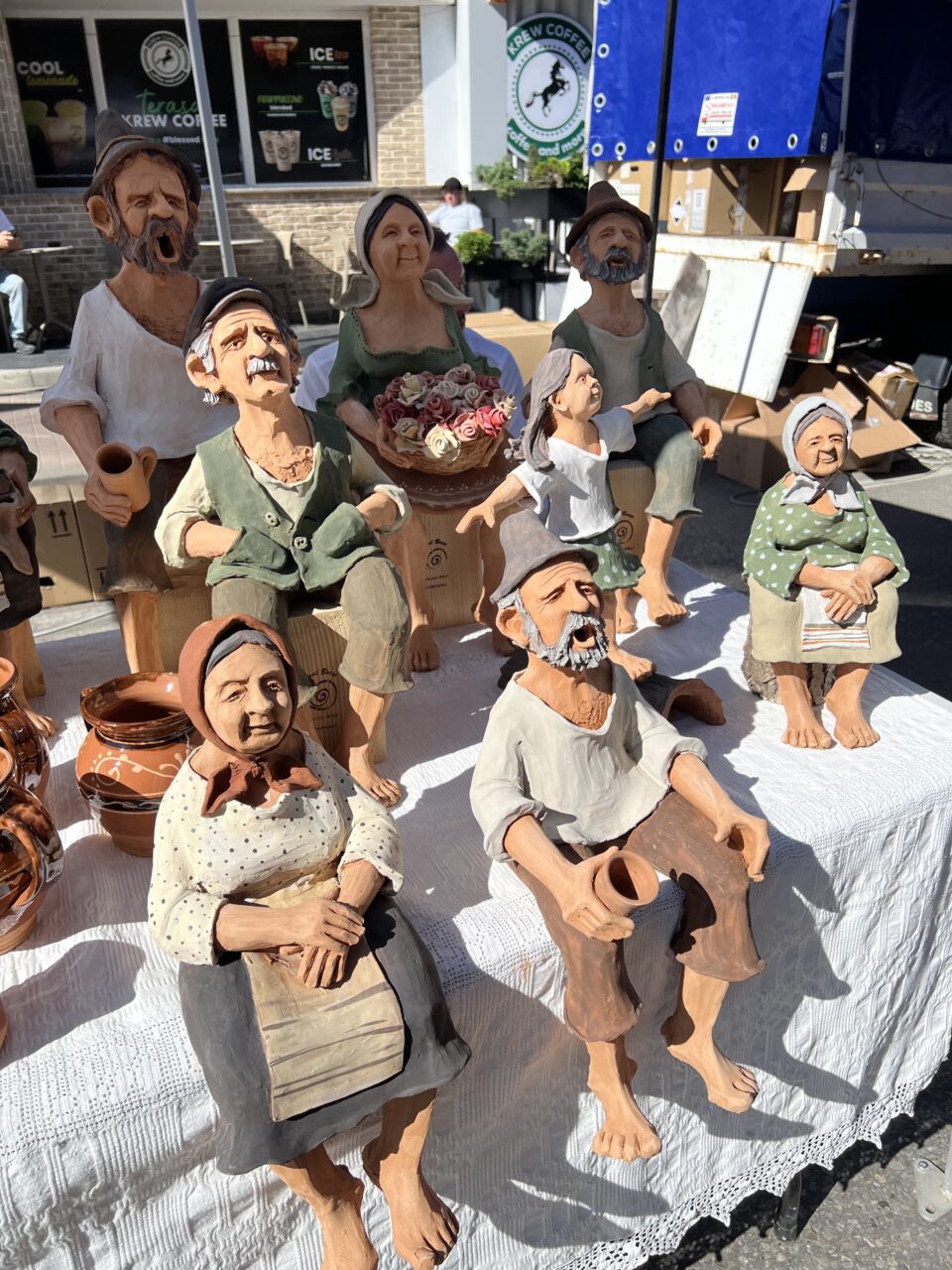 Zeci de meșteri olari din țară și din străinătate prezintă cele mai frumoase obiecte de ceramică la Târgul „Ochiul de Păun” din Rădăuți