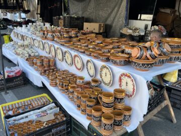 Zeci de meșteri olari din țară și din străinătate prezintă cele mai frumoase obiecte de ceramică la Târgul „Ochiul de Păun” din Rădăuți