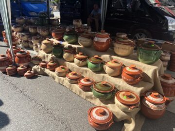 Zeci de meșteri olari din țară și din străinătate prezintă cele mai frumoase obiecte de ceramică la Târgul „Ochiul de Păun” din Rădăuți