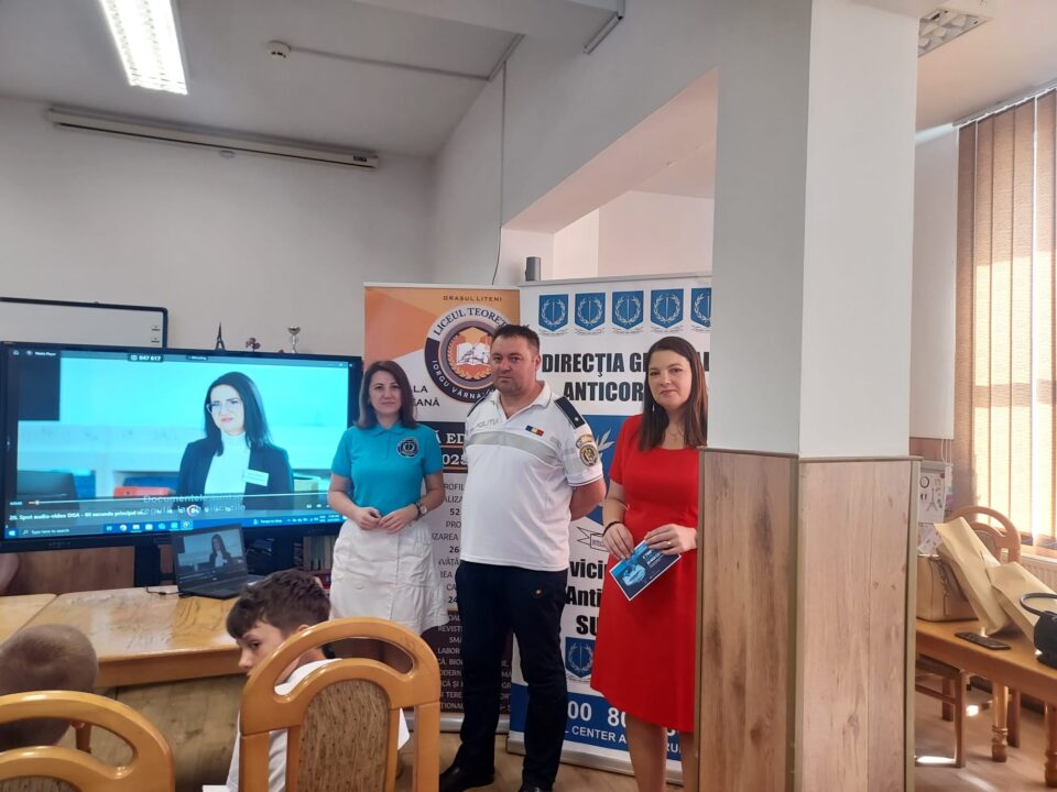 Doamna comisar-șef Lupu Adina, doamna inspector principal Melinte Oana și domnul subcomisar Onofrei Marcel, șeful Poliției Orașului Liteni
