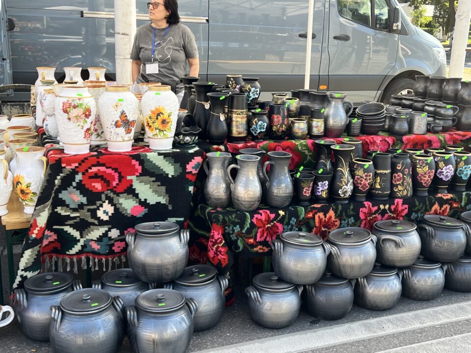 Zeci de meșteri olari din țară și din străinătate prezintă cele mai frumoase obiecte de ceramică la Târgul „Ochiul de Păun” din Rădăuți