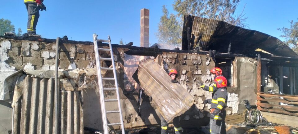 O casă și o anexă, mistuite într-un puternic incendiu